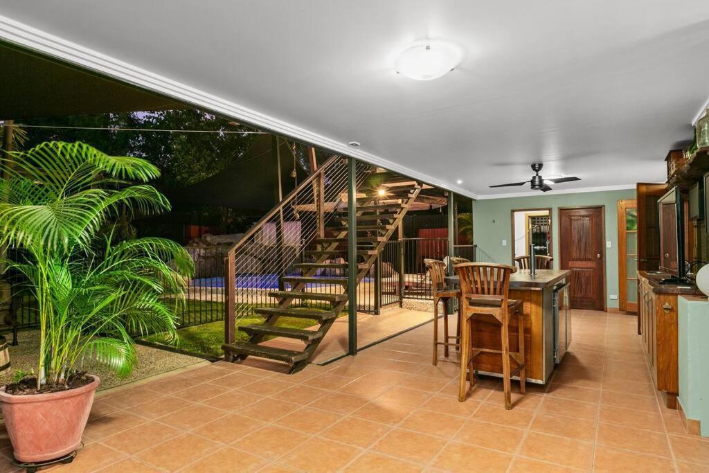 Oasis, In Leafy Whitfield. Villa Edge Hill Exterior photo